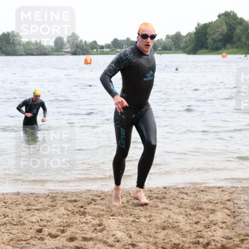 15.06.2025 - 27. Vierlanden-Triathlon Lena Gebhardt http://msf.ph/oto/8023232 15.06.2025 10:52:20 Schwimmen 652, 682, 693, 759 meine-sportfotos.de