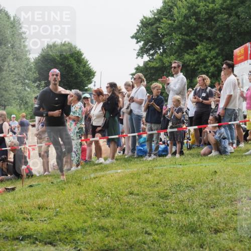 15.06.2025 - 27. Vierlanden-Triathlon KatJ http://msf.ph/oto/8023234 15.06.2025 10:56:06 Schwimmen 683, 733 meine-sportfotos.de