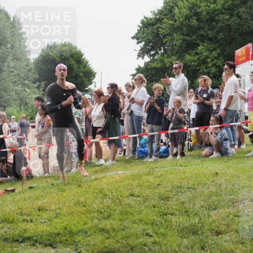 15.06.2025 - 27. Vierlanden-Triathlon KatJ http://msf.ph/oto/8023238 15.06.2025 10:56:06 Schwimmen 683, 733 meine-sportfotos.de