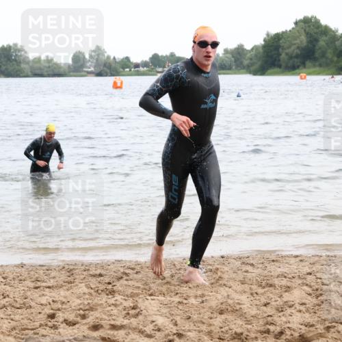 15.06.2025 - 27. Vierlanden-Triathlon Lena Gebhardt http://msf.ph/oto/8023240 15.06.2025 10:52:20 Schwimmen 652, 682, 693, 759 meine-sportfotos.de