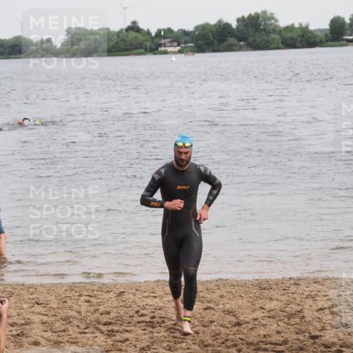 21.06.2025 - 27. Vierlanden-Triathlon MichiJ http://msf.ph/oto/8023243 15.06.2026 10:53:58 Schwimmen 650, 757 meine-sportfotos.de