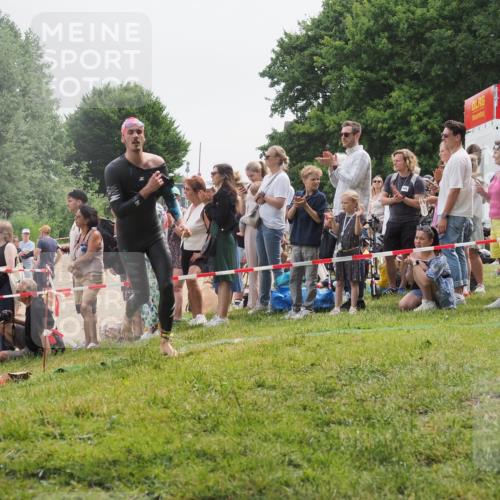 15.06.2025 - 27. Vierlanden-Triathlon KatJ http://msf.ph/oto/8023244 15.06.2025 10:56:07 Schwimmen 683, 733 meine-sportfotos.de