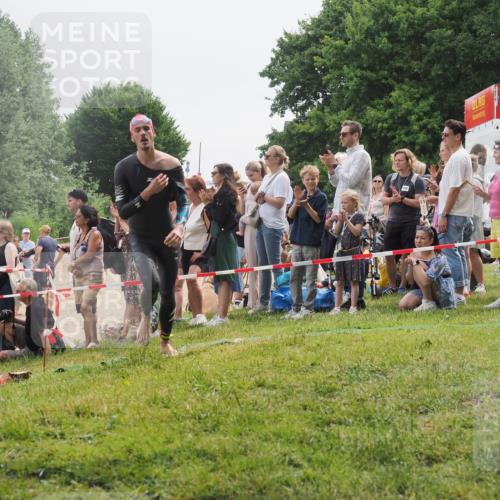 15.06.2025 - 27. Vierlanden-Triathlon KatJ http://msf.ph/oto/8023247 15.06.2025 10:56:07 Schwimmen 683, 733 meine-sportfotos.de