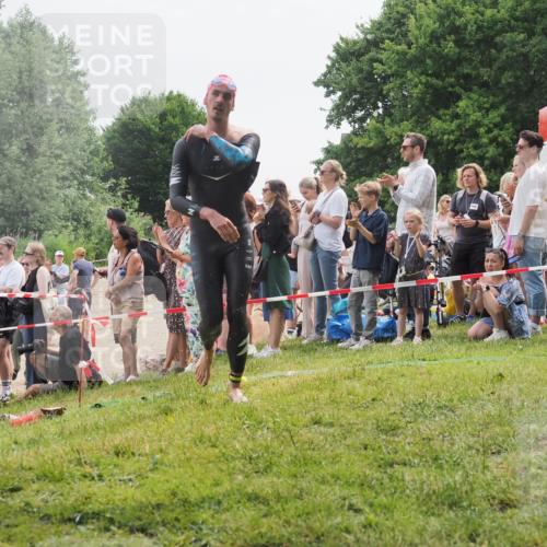 15.06.2025 - 27. Vierlanden-Triathlon KatJ http://msf.ph/oto/8023255 15.06.2025 10:56:07 Schwimmen 683, 733 meine-sportfotos.de