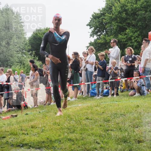 15.06.2025 - 27. Vierlanden-Triathlon KatJ http://msf.ph/oto/8023265 15.06.2025 10:56:08 Schwimmen 683, 702, 733 meine-sportfotos.de
