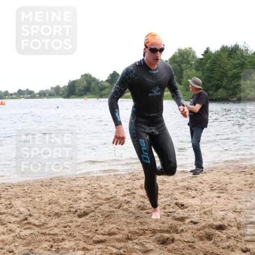 15.06.2025 - 27. Vierlanden-Triathlon Lena Gebhardt http://msf.ph/oto/8023270 15.06.2025 10:52:21 Schwimmen 652, 682, 693, 759 meine-sportfotos.de