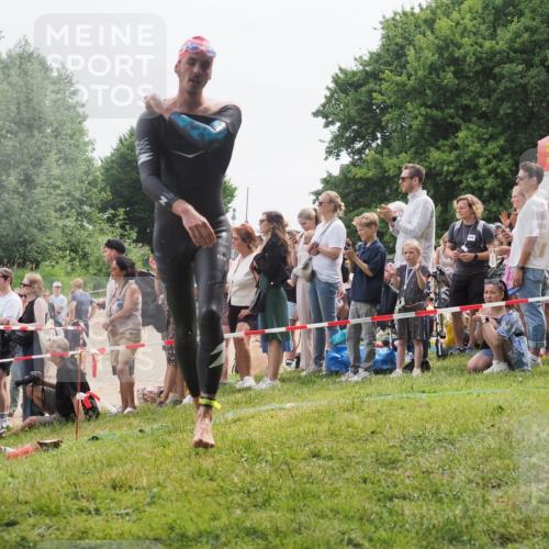 15.06.2025 - 27. Vierlanden-Triathlon KatJ http://msf.ph/oto/8023272 15.06.2025 10:56:08 Schwimmen 683, 702, 733 meine-sportfotos.de