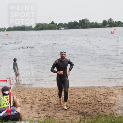 21.06.2025 - 27. Vierlanden-Triathlon MichiJ http://msf.ph/oto/8023277 15.06.2026 10:53:59 Schwimmen 650, 757 meine-sportfotos.de