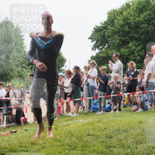 15.06.2025 - 27. Vierlanden-Triathlon KatJ http://msf.ph/oto/8023281 15.06.2025 10:56:08 Schwimmen 683, 702, 733 meine-sportfotos.de