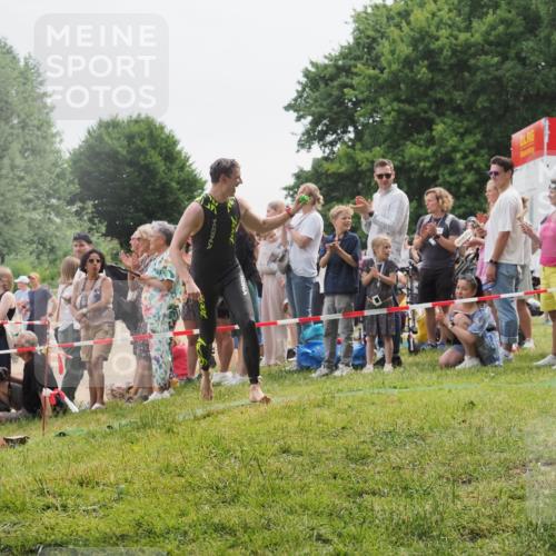 15.06.2025 - 27. Vierlanden-Triathlon KatJ http://msf.ph/oto/8023300 15.06.2025 10:56:14 Schwimmen 702, 716, 733 meine-sportfotos.de