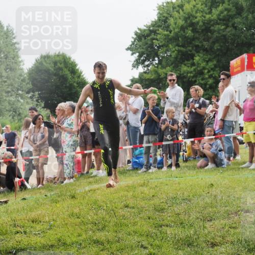 15.06.2025 - 27. Vierlanden-Triathlon KatJ http://msf.ph/oto/8023302 15.06.2025 10:56:15 Schwimmen 702, 716, 733 meine-sportfotos.de