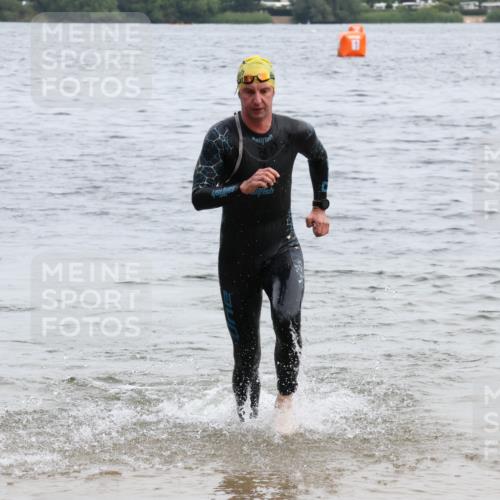15.06.2025 - 27. Vierlanden-Triathlon Lena Gebhardt http://msf.ph/oto/8023304 15.06.2025 10:52:25 Schwimmen 652, 682, 759 meine-sportfotos.de