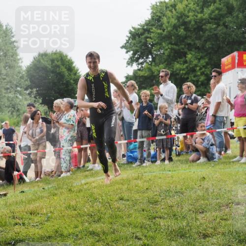 15.06.2025 - 27. Vierlanden-Triathlon KatJ http://msf.ph/oto/8023308 15.06.2025 10:56:15 Schwimmen 702, 716, 733 meine-sportfotos.de