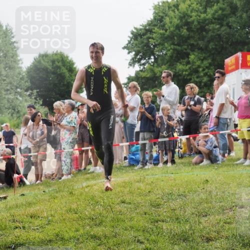 15.06.2025 - 27. Vierlanden-Triathlon KatJ http://msf.ph/oto/8023311 15.06.2025 10:56:15 Schwimmen 702, 716, 733 meine-sportfotos.de