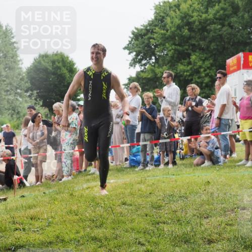 15.06.2025 - 27. Vierlanden-Triathlon KatJ http://msf.ph/oto/8023315 15.06.2025 10:56:15 Schwimmen 702, 716, 733 meine-sportfotos.de
