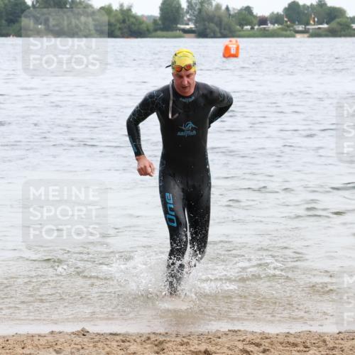 15.06.2025 - 27. Vierlanden-Triathlon Lena Gebhardt http://msf.ph/oto/8023320 15.06.2025 10:52:25 Schwimmen 652, 682, 759 meine-sportfotos.de
