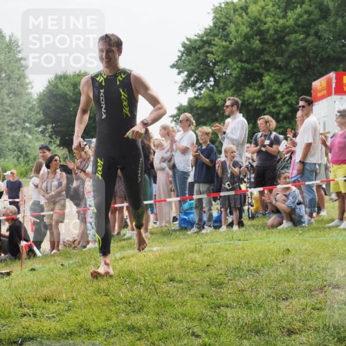 15.06.2025 - 27. Vierlanden-Triathlon KatJ http://msf.ph/oto/8023321 15.06.2025 10:56:15 Schwimmen 702, 716, 733 meine-sportfotos.de