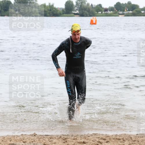 15.06.2025 - 27. Vierlanden-Triathlon Lena Gebhardt http://msf.ph/oto/8023329 15.06.2025 10:52:25 Schwimmen 652, 682, 759 meine-sportfotos.de