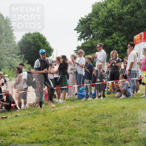 15.06.2025 - 27. Vierlanden-Triathlon KatJ http://msf.ph/oto/8023330 15.06.2025 10:56:21 Schwimmen 702, 716, 730 meine-sportfotos.de