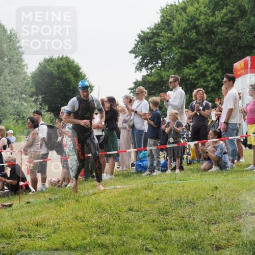 15.06.2025 - 27. Vierlanden-Triathlon KatJ http://msf.ph/oto/8023332 15.06.2025 10:56:21 Schwimmen 702, 716, 730 meine-sportfotos.de