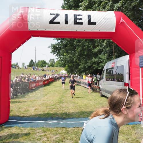 21.06.2025 - 27. Vierlanden-Triathlon MichiJ http://msf.ph/oto/8023341 15.06.2026 11:39:14 Ziel 489, 536, 621 meine-sportfotos.de