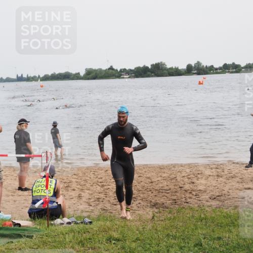 21.06.2025 - 27. Vierlanden-Triathlon MichiJ http://msf.ph/oto/8023346 15.06.2026 10:54:00 Schwimmen 650, 757 meine-sportfotos.de