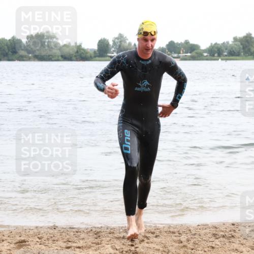 15.06.2025 - 27. Vierlanden-Triathlon Lena Gebhardt http://msf.ph/oto/8023347 15.06.2025 10:52:27 Schwimmen 652, 682, 759 meine-sportfotos.de
