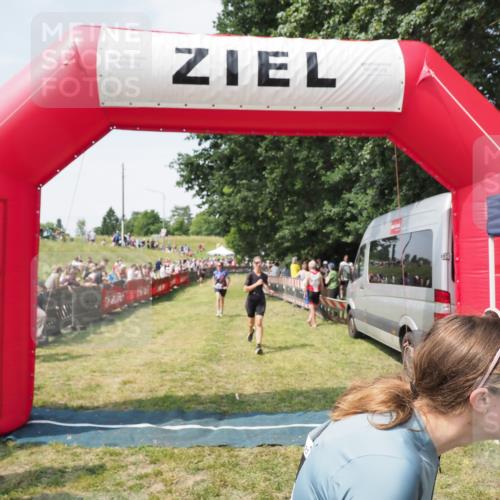 21.06.2025 - 27. Vierlanden-Triathlon MichiJ http://msf.ph/oto/8023359 15.06.2026 11:39:14 Ziel 489, 536, 621 meine-sportfotos.de