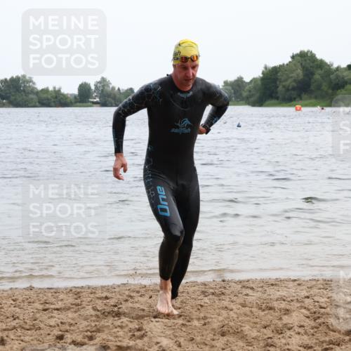 15.06.2025 - 27. Vierlanden-Triathlon Lena Gebhardt http://msf.ph/oto/8023365 15.06.2025 10:52:27 Schwimmen 652, 682, 759 meine-sportfotos.de