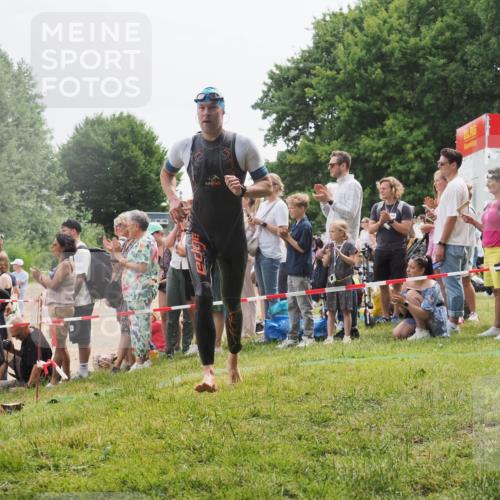 15.06.2025 - 27. Vierlanden-Triathlon KatJ http://msf.ph/oto/8023369 15.06.2025 10:56:22 Schwimmen 702, 716, 730 meine-sportfotos.de