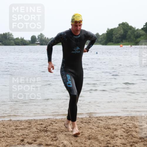 15.06.2025 - 27. Vierlanden-Triathlon Lena Gebhardt http://msf.ph/oto/8023372 15.06.2025 10:52:27 Schwimmen 652, 682, 759 meine-sportfotos.de