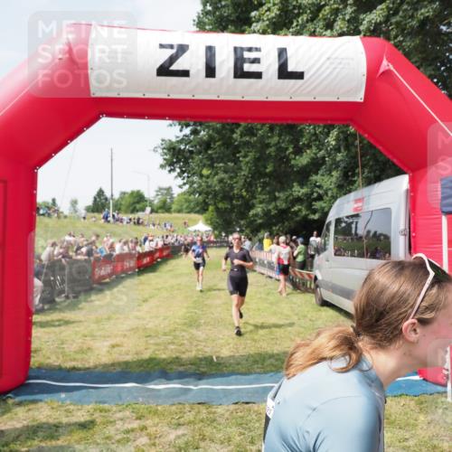 21.06.2025 - 27. Vierlanden-Triathlon MichiJ http://msf.ph/oto/8023374 15.06.2026 11:39:14 Ziel 489, 536, 621 meine-sportfotos.de