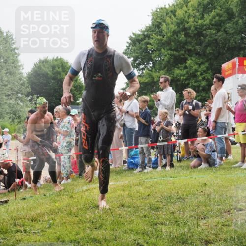 15.06.2025 - 27. Vierlanden-Triathlon KatJ http://msf.ph/oto/8023394 15.06.2025 10:56:23 Schwimmen 702, 716, 730 meine-sportfotos.de