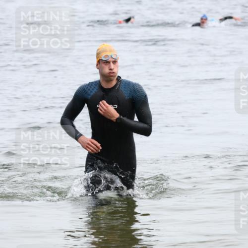15.06.2025 - 27. Vierlanden-Triathlon Lena Gebhardt http://msf.ph/oto/8023406 15.06.2025 10:53:02 Schwimmen 638 meine-sportfotos.de