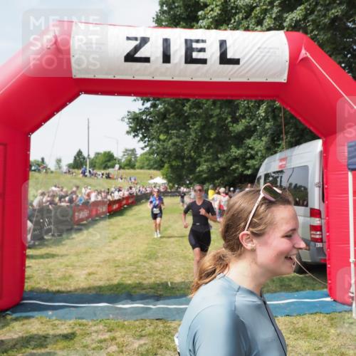 21.06.2025 - 27. Vierlanden-Triathlon MichiJ http://msf.ph/oto/8023412 15.06.2026 11:39:15 Ziel 489, 536, 621 meine-sportfotos.de