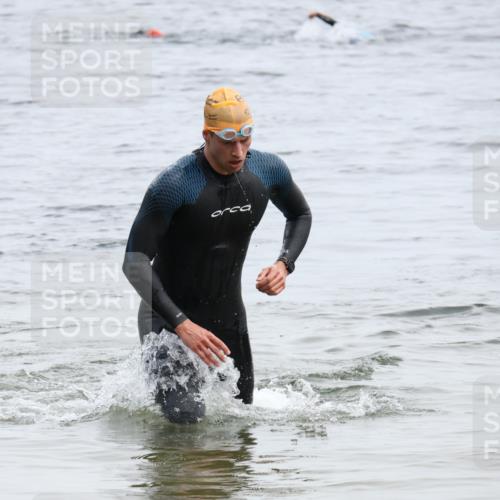 15.06.2025 - 27. Vierlanden-Triathlon Lena Gebhardt http://msf.ph/oto/8023414 15.06.2025 10:53:02 Schwimmen 638 meine-sportfotos.de
