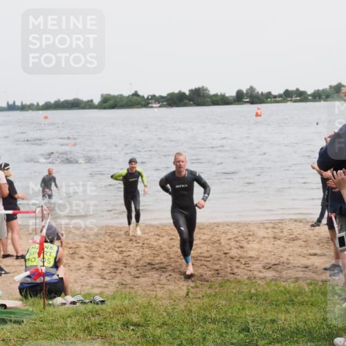 21.06.2025 - 27. Vierlanden-Triathlon MichiJ http://msf.ph/oto/8023418 15.06.2026 10:54:35 Schwimmen 695, 715, 749 meine-sportfotos.de
