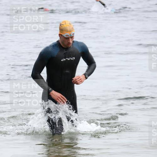 15.06.2025 - 27. Vierlanden-Triathlon Lena Gebhardt http://msf.ph/oto/8023420 15.06.2025 10:53:02 Schwimmen 638 meine-sportfotos.de