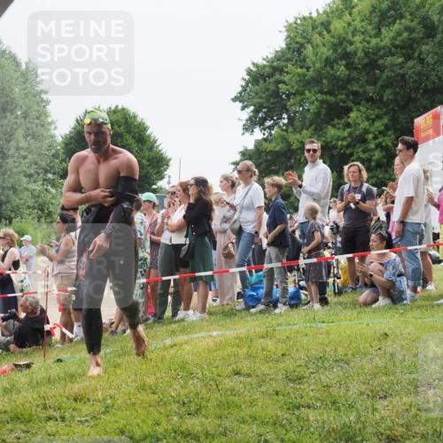 15.06.2025 - 27. Vierlanden-Triathlon KatJ http://msf.ph/oto/8023424 15.06.2025 10:56:24 Schwimmen 702, 716, 730 meine-sportfotos.de