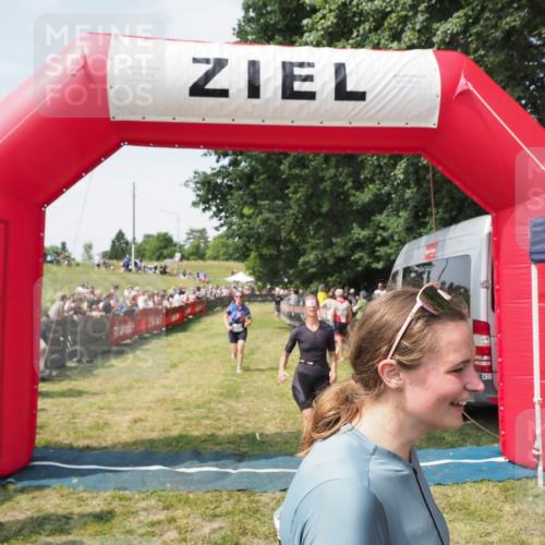 21.06.2025 - 27. Vierlanden-Triathlon MichiJ http://msf.ph/oto/8023427 15.06.2026 11:39:15 Ziel 489, 536, 621 meine-sportfotos.de