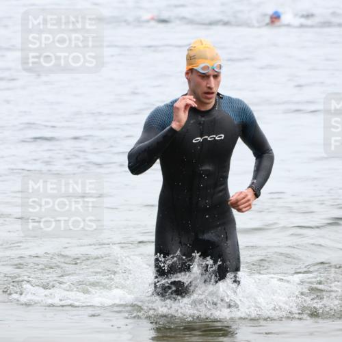 15.06.2025 - 27. Vierlanden-Triathlon Lena Gebhardt http://msf.ph/oto/8023429 15.06.2025 10:53:03 Schwimmen 638 meine-sportfotos.de