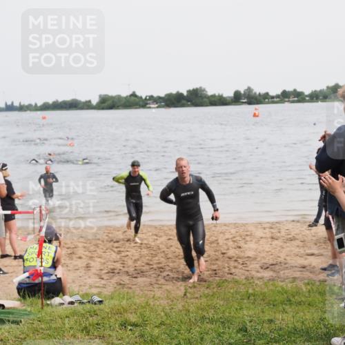21.06.2025 - 27. Vierlanden-Triathlon MichiJ http://msf.ph/oto/8023435 15.06.2026 10:54:35 Schwimmen 695, 715, 749 meine-sportfotos.de