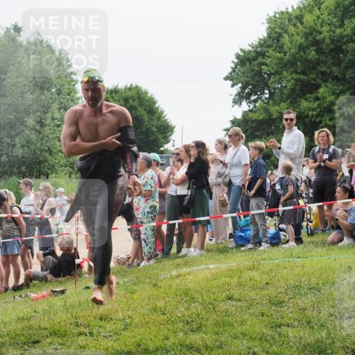 15.06.2025 - 27. Vierlanden-Triathlon KatJ http://msf.ph/oto/8023441 15.06.2025 10:56:24 Schwimmen 702, 716, 730 meine-sportfotos.de