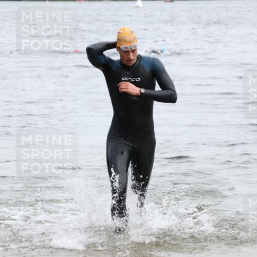 15.06.2025 - 27. Vierlanden-Triathlon Lena Gebhardt http://msf.ph/oto/8023444 15.06.2025 10:53:04 Schwimmen 638 meine-sportfotos.de