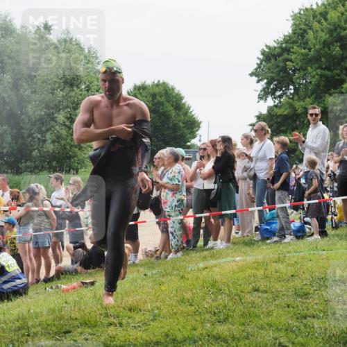 15.06.2025 - 27. Vierlanden-Triathlon KatJ http://msf.ph/oto/8023447 15.06.2025 10:56:24 Schwimmen 702, 716, 730 meine-sportfotos.de