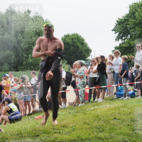 15.06.2025 - 27. Vierlanden-Triathlon KatJ http://msf.ph/oto/8023451 15.06.2025 10:56:25 Schwimmen 716, 730 meine-sportfotos.de