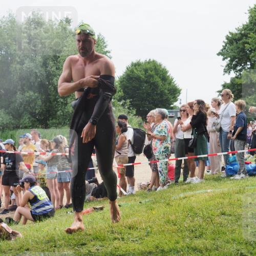 15.06.2025 - 27. Vierlanden-Triathlon KatJ http://msf.ph/oto/8023455 15.06.2025 10:56:25 Schwimmen 716, 730 meine-sportfotos.de