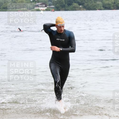15.06.2025 - 27. Vierlanden-Triathlon Lena Gebhardt http://msf.ph/oto/8023461 15.06.2025 10:53:05 Schwimmen 638 meine-sportfotos.de