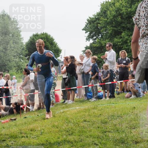 15.06.2025 - 27. Vierlanden-Triathlon KatJ http://msf.ph/oto/8023462 15.06.2025 10:56:33 Schwimmen 764, 771 meine-sportfotos.de