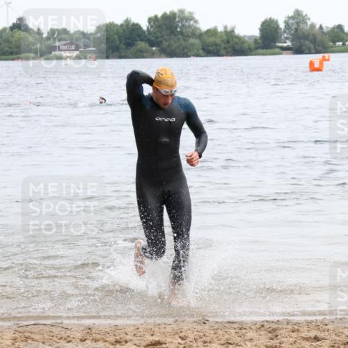 15.06.2025 - 27. Vierlanden-Triathlon Lena Gebhardt http://msf.ph/oto/8023475 15.06.2025 10:53:05 Schwimmen 638 meine-sportfotos.de